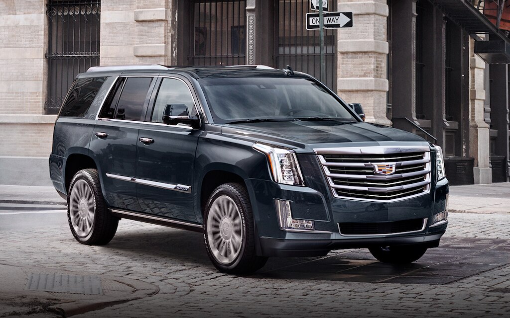 Cadillac Escalade 2020, SUV incluye faros delanteros IntelliBeam y rines de 22 pulgadas con insertos cromados.