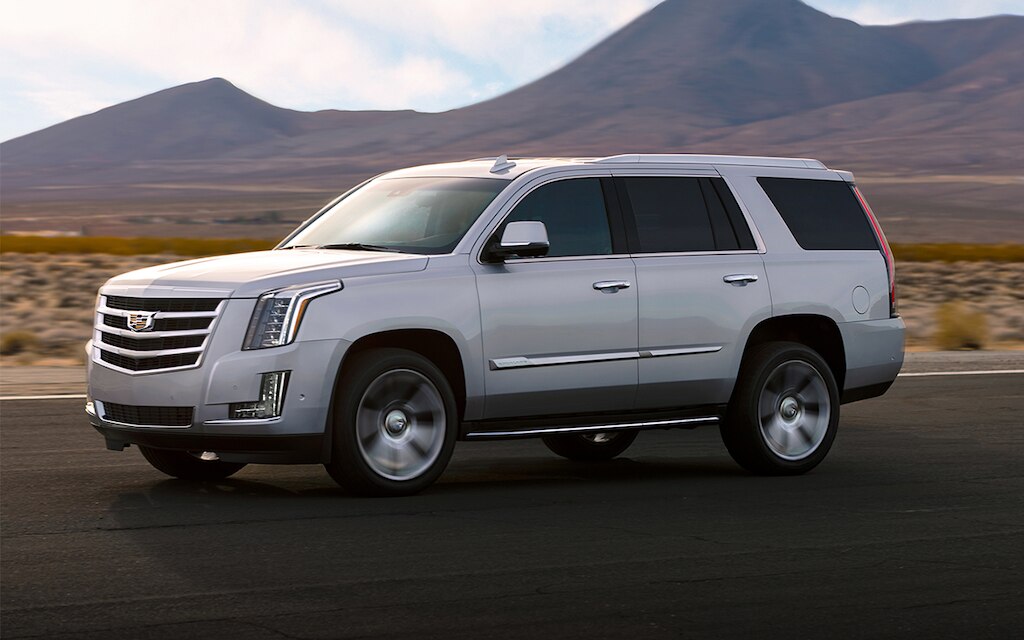 Cadillac Escalade 2020, SUV incluye parrilla con acentos cromados y estribos laterales plegables electrónicamente.