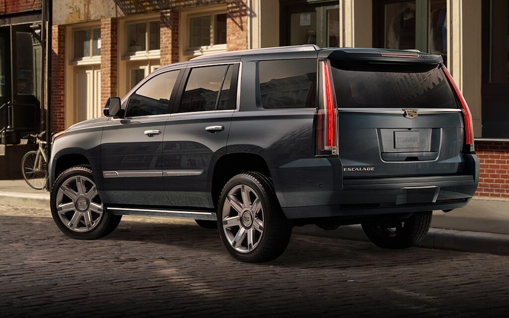 Con Cadillac Escalade 2019, SUV, controla el espacio gracias a su asistencia automática de estacionado.