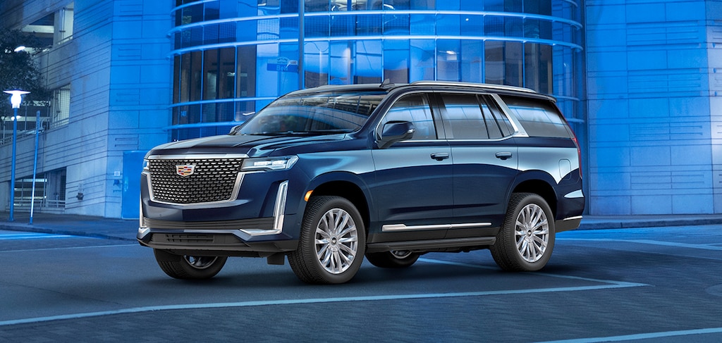 Cadillac Escalade 2021 SUV en color Darkmoon blue metallic con acentos en galvano en parrilla, estribos, escapes y más